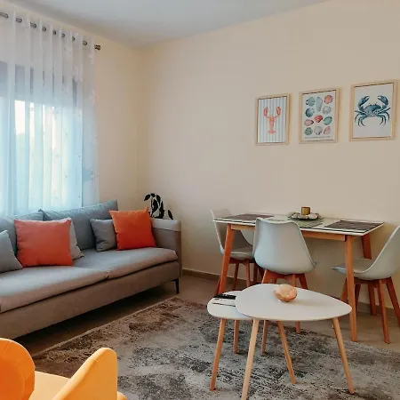 Apartamento Stylish Retreat With Balcony, Steps To Seafront Polisi i Vogel
