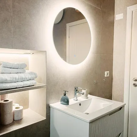 Stylish Retreat With Balcony, Steps To Seafront Polisi i Vogel