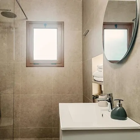 Stylish Retreat With Balcony, Steps To Seafront Polisi i Vogel