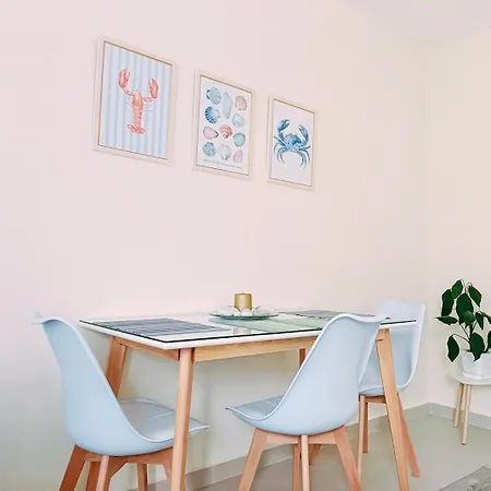 Stylish Retreat With Balcony, Steps To Seafront *