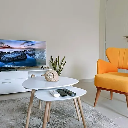 Apartamento Stylish Retreat With Balcony, Steps To Seafront Polisi i Vogel