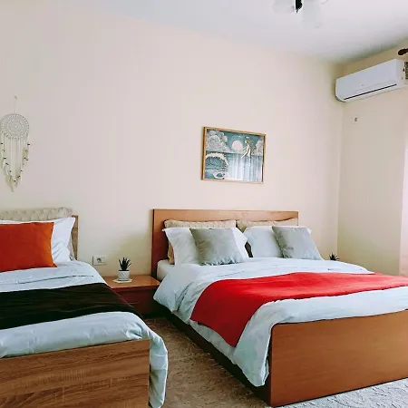 Stylish Retreat With Balcony, Steps To Seafront Appartement Polisi i Vogel