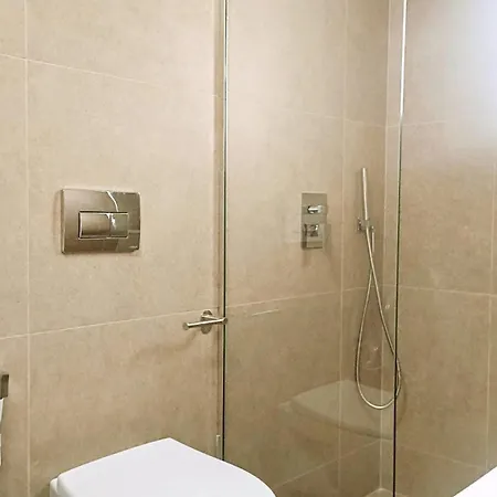 Appartement Stylish Retreat With Balcony, Steps To Seafront Polisi i Vogel